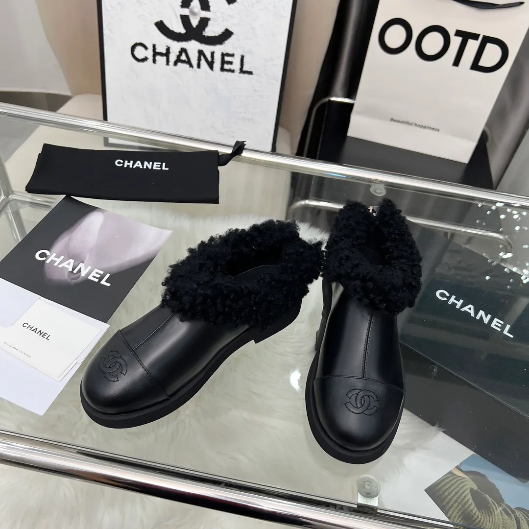 👟👟Ex-factory price 540👟👟 High version of Chanel CHANEL, 🌞🌞🌞Xiaoxiang’s latest 2025 autumn and winter short boots, a must-have item for this autumn and winter season! ! Ms. Chanel loves simple yet irresistible combinations to show her unique style. Mix and match freely to shine⚡Follow Grandma’s fashion steps! ! ! The top-notch craftsmanship and texture are perfectly presented. No matter any details, you can compare them with the counters. The best quality products can be entered and exited from the counters at will! ! ❶Material: imported cowhide/cow suede/wool ❷Lining: sheepskin lining ❸Feet: sheepskin ❹Outsole: original molded sole ❺Heel height: 3cm ❻Number of yards: 35-40 (40 and 41 are customized and non-refundable)